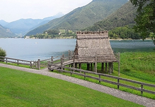 Pfahlbauten am Ledrosee