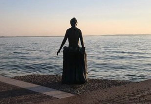 Statue der kleinen Meerjungfrau des Sees